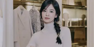 Di luar dramanya, Song Hye-Kyo selalu memukau dengan penampilannya. Misalnya saja di usianya ke-39 tahun tampilan wajahnya tetap fresh dengan makeup yang flawless dengan menggunakan lipstik warna coral. Dengan gaya rambut kepang satunya. Instagram @kyo1122