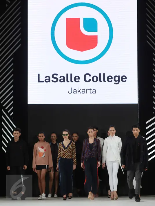 Sejumlah model berjalan dipanggung menutup peragaan busana rancangan LasSalle College dalam pagelaran Senayan City Fashion Nation ke-11, Jakarta, Selasa (11/4). (Liputan6.com/Gempur M. Surya)