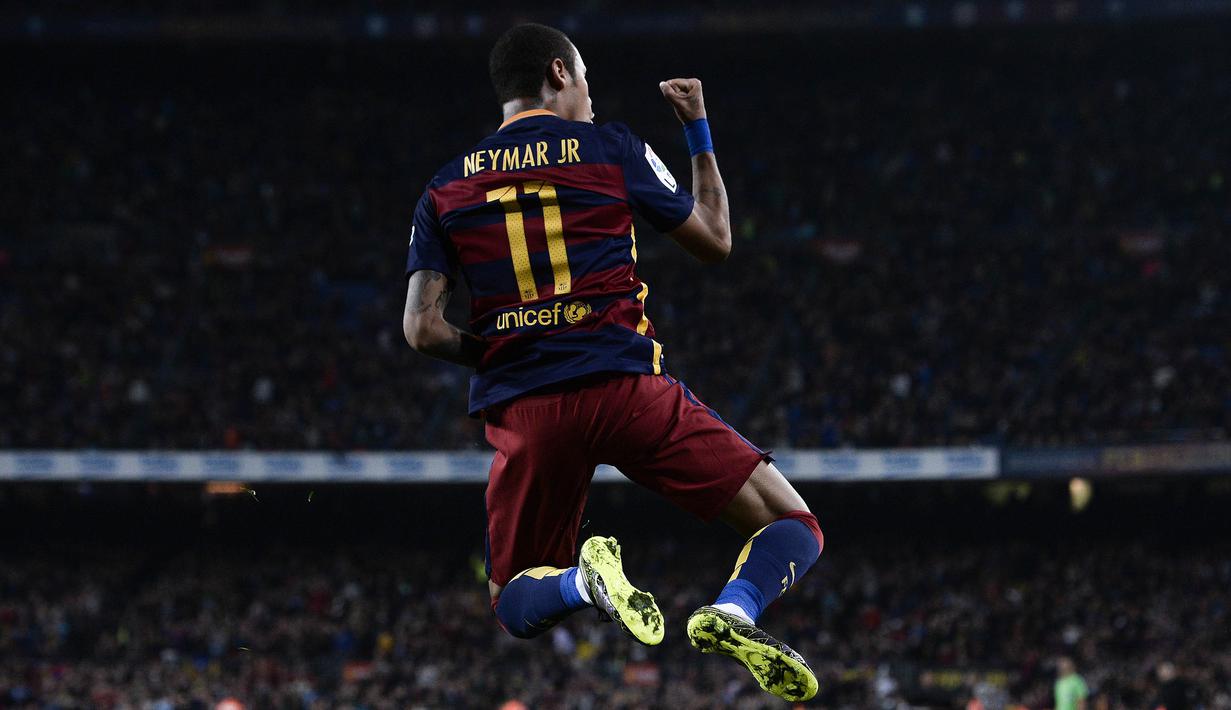 Striker Barcelona, Neymar, merayakan gol yang dicetaknya ke gawang Rayo Vallecano pada laga La Liga Spanyol di Stadion Camp Nou, Barcelona, Sabtu (17/10/2015). (AFP/Josep Lago)