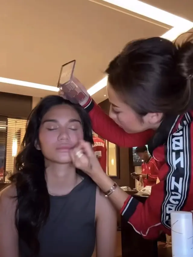 Azizah Salsha dan Pratama Arhan Menyaksikan Pertandingan Timnas Indonesia vs Bahrain. [@azizahsalsha_]