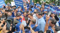 Anies Baswedan disambut meriah saat tiba di kantor DPP Partai Demokrat. (Winda/Liputan6.com)