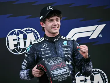 Pembalap Mercedes AMG Petronas asal Italia, Kimi Antonelli, berpose dengan penghargaan pole position setelah sesi kualifikasi Formula 1 GP Jepang 2026 di Sirkuit Suzuka, pada Sabtu (28/3/2026). (Philip FONG/AFP)