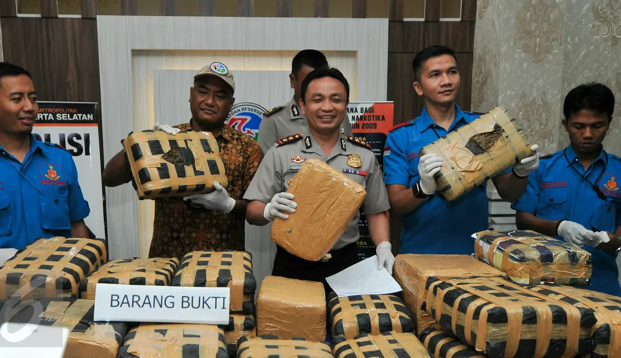 Polres Jakarta Selatan menunjukan barang bukti 219 kg ganja, Jakarta, Kamis (3/12/2015). Tersangka MS dikenakan Pasal 114 ayat 2 sub Pasal 111 ayat 2 UU RI No 35 tahun 2009 tentang Narkotika dengan ancaman hukuman pidana mati. (Liputan6.com/Yoppy Renato)