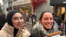 Menikmati kuliner Belgia, Irish pun mengenakan kerudung hitam dipadukan padding jaket warna beige serta sweater warna hijau lime. Tampak Irish pun mengenakan sarung tangan hitam. [@_irishbella_]