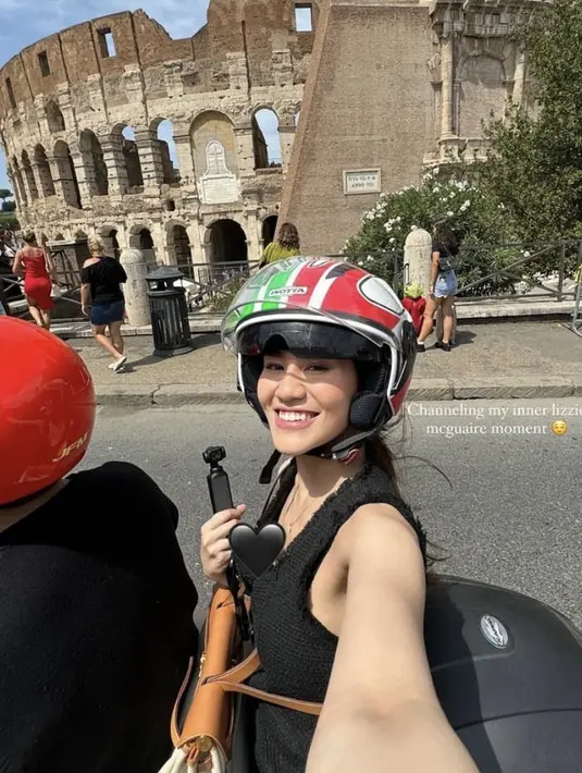 Begitupun dengan pasangan baru Aaliyah Massaid dan Thariq Halilintar yang memilih keliling kota Italia dengan motornya. Tampak keduanya pun kompak mengenakan baju warna hitam. Aaliyah pun membawa tas Hermesnya. [@aaliyah.massaid]