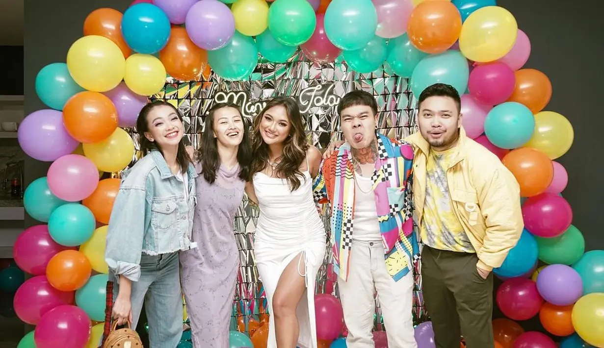 Dalam momen perayaan ulang tahunnya, Marion Jola tampil seksi mengenakan silk dress off white model tali spaghetti yang super tipis, menampilkan kulit eksotisnya yang indah. (Instagram/ lalamarionmj)