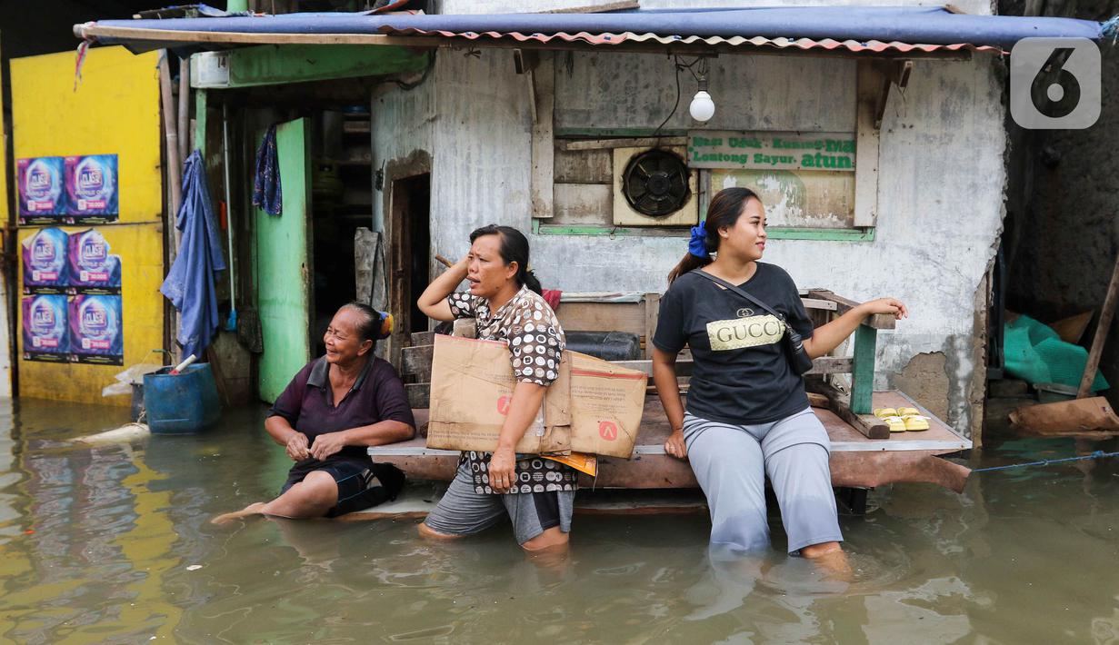 Banjir rob juga menggenangi dua ruas jalan di Jakarta Utara, yaitu Jalan R. E. Martadinata (depan Jakarta International Stadium), serta Jalan Lodan Raya, Kecamatan Pademangan. (Liputan6.com/Herman Zakharia)