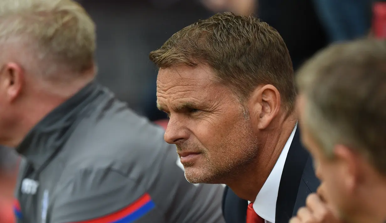Frank de Boer. Pada Juni 2017 ia dikontrak selama 3 tahun oleh Crystal Palace. Nyatanya, ia hanya bertahan selama 77 hari hingga dipecat petinggi klub. Ia hanya membesut klub dalam 4 laga, dengan hasil 4 kali kalah, kebobolan 7 gol dan tanpa mencetak satu gol pun. (AFP/Oli Scarff)