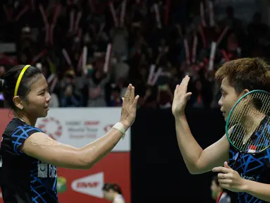 Pasangan Indonesia Greysia Polii/Apriyani Rahayu merayakan kemenangan atas wakil Bulgaria Gabriela Stoeva/Stefani Stoeva pada Indonesia Masters 2019 di Istora Senayan, Jakarta, Rabu (23/1). Indonesia menang 22-20, 21-15. (Bola.com/M Iqbal Ichsan)