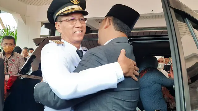 Tampak mantan Gubernur DKI Jakarta Anies Baswedan dan Heru Budi saling berpelukan, usai acara pelantikan dan serah terima jabatan.