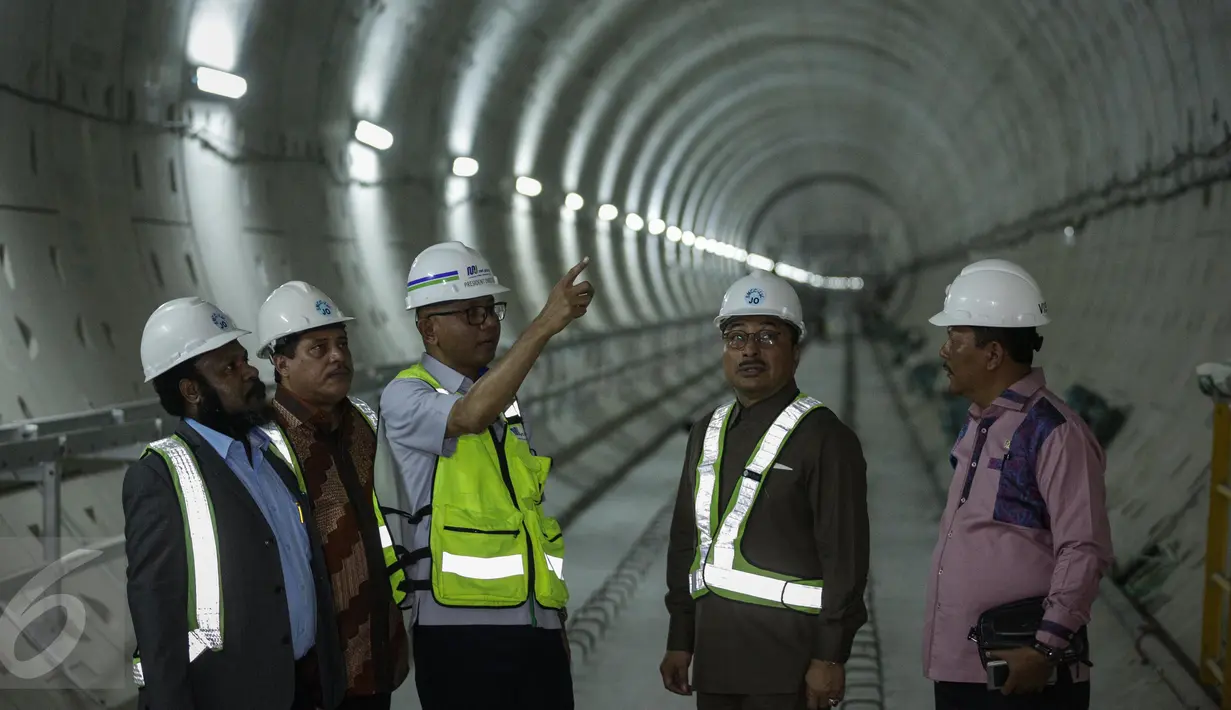Anggota Komisi V DPR meninjau proyek pembangunan Mass Rapid Transit tahap 1 Koridor di Bunderan HI, Jakarta (6/4). Dalam tinjauan tersebut, para anggota komisi V DPR melihat progres pembangunan stasiun MRT. (Liputan6.com/Faizal Fanani)