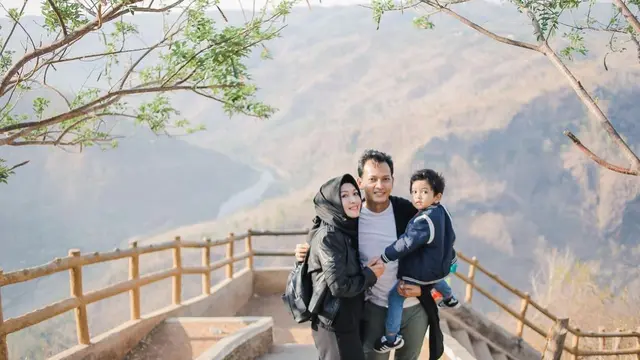 Istri Hamil Anak Ketiga, Ini 7 Momen Fedi Nuril dan Vanny Widyasasti Asuh Buah Hati