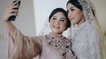 Dalam keluarga Erina Gudono, ada 3 saudara kandung. Erina, anak 3 dari 4 bersaudara dengan memiliki seorang adik. Adik Erina bernama Shania. Beberapa momen, Erina dan Shania membagikan momen kebersamaan mereka. (Liputan6.com/IG/erinagudono)