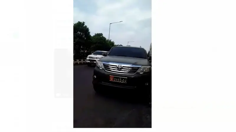 Viral di media sosial, seorang warga sipil diduga mengendarai mobil dengan plat nomor kendaraan dinas milik TNI AD