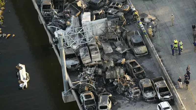 Kecelakaan tabrakan beruntun sekitar 158 kendaraan di Interstate 55 dekat New Orleans, Louisiana, Amerika Serikat (AS). (AP/Gerald Herbert)