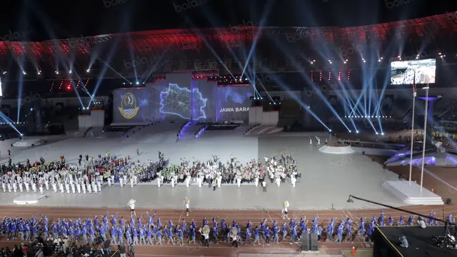Parade Kontingen dari Berbagai Provinsi