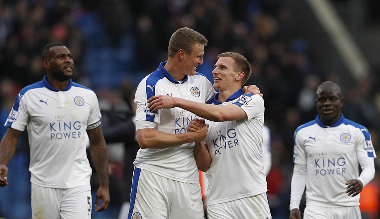 Pemain Leicester merayakan kemenangan 1-0 atas Crystal Palace pada laga Liga Premier Inggris di Stadion Selhurst Park, Inggris, Sabtu (19/3/2016). Kemenangan ini membuat Leicester kian kokoh di puncak klasemen. (AFP/Adrian Dennis)