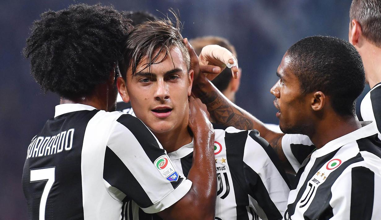 Para pemain Juventus merayakan gol yang dicetak Paulo Dybala ke gawang Torino pada laga Serie A, Italia, di Stadion Allianz, Sabtu (23/9/2017). Juventus menang 4-0 atas Torino. (AP/Alessandro Di Marco)