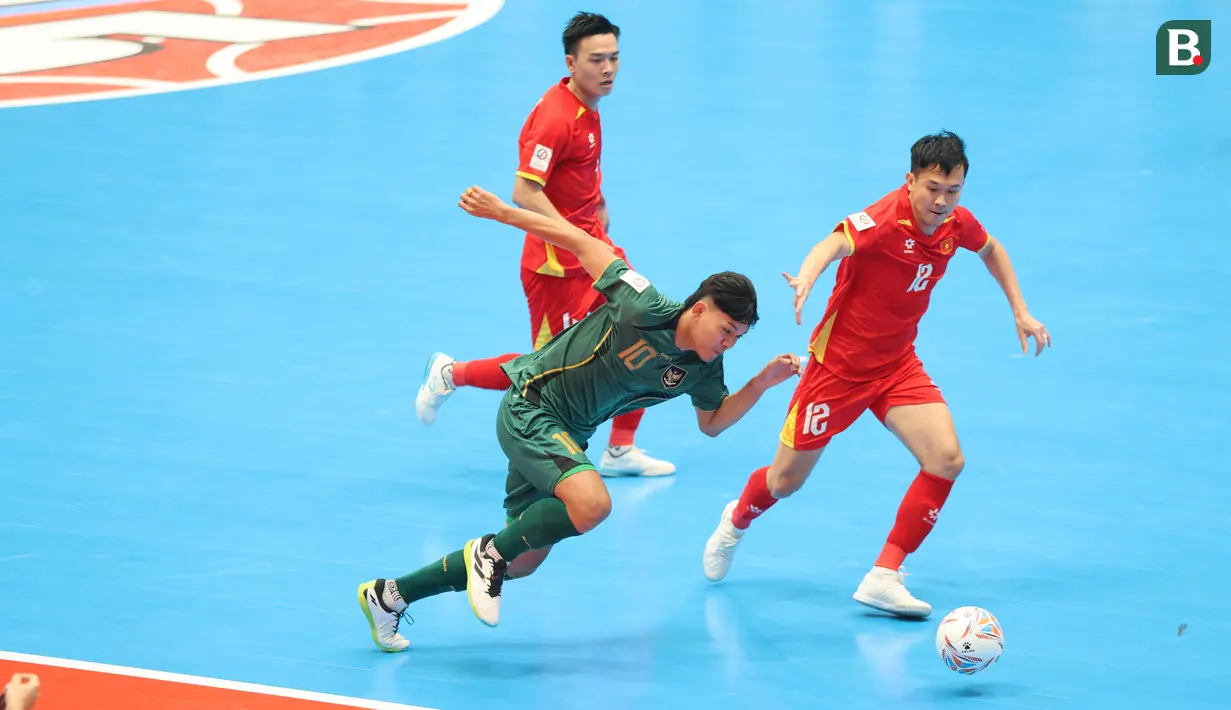 Pemain Timnas Futsal Indonesia, Firman Adriansyah menggiring bola dibayangi pemain Vietnam, Tu Minh Quang dalam laga perempat final Piala Asia Futsal 2026 di Indonesia Arena, Senayan, Jakarta, Selasa (03/02/2026). (Bola.com/Muhammad Iqbal Ichsan)