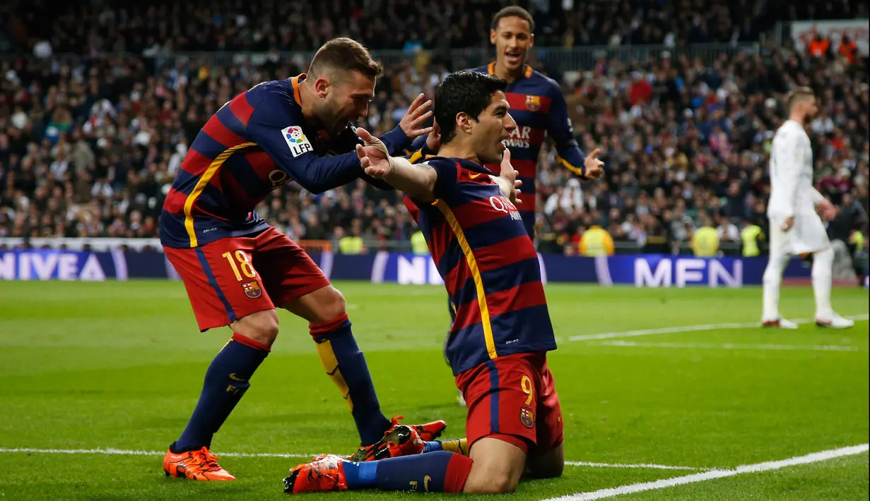 Penyerang Barcelona Luis Suarez (kanan) melakukan selebrasi dengan bek Barcelona Jordi Alba setelah mencetak gol keempat bagi timnya di stadion Santiago Bernabeu, Spanyol, (22/11). Barcelona mengalahkan Real Madrid dengan skor 4-0. (Reuters/Sergio Perez)