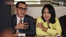 Artis Elly Sugigi beserta kuasa hukumnya, Arifin Harahap memberi klarifikasi atas kasusnya dengan Tessa Mariska di Jakarta, Selasa (28/8). Menurut kuasa hukumnya, Elly sudah membayar utangnya kepada Tessa. (Liputan.com/Faizal Fanani)