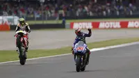 Pebalap Movistar Yamaha, Maverick Vinales (kanan), berselebrasi setelah menjuarai MotoGP Argentina, Minggu (9/4/2017). (EPA/David Fernandez)