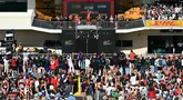 Penonton dan penggemar bersorak saat menyaksikan upacara podium kemenangan Grand Prix Formula 1 Amerika Serikat di Circuit of the Americas di Austin, Texas, pada 20 Oktober 2024. (ANGELA WEISS/AFP)