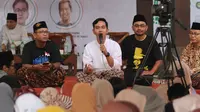 Putra sulung Presiden Jokowi, Gibran Rakabuming Raka memakai sarung ketika menjadi pembicara talkshow di Pondok Pesantren Al Muayad Solo, Sabtu (26/10).(Liputan6.com/Fajar Abrori)