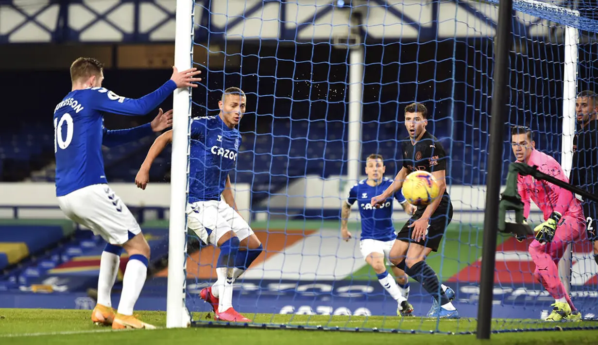 Pemain Everton Richarlison (kedua kiri) mencetak gol ke gawang Manchester City pada pertandingan Liga Inggris di Stadion Goodison Park, Liverpool, Inggris, Rabu (17/2/2021). Manchester City menang 3-1. (Peter Powell/Pool via AP)