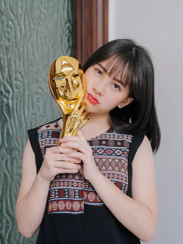 Potret Cantik dan Modis Adhisty Zara yang Lulus dari JKT48