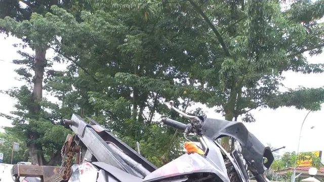 Langgar Rambu Lalu Lintas, Mobil Seorang Dokter Tabrak Pemotor