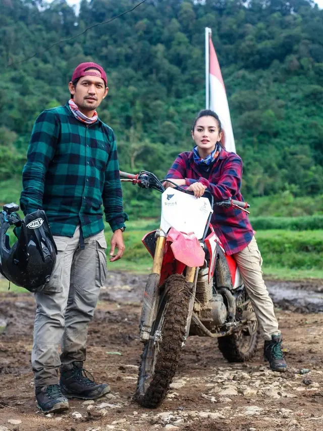 Sempat Jatuh, 7 Potret Ririn Ekawati dan Ibnu Jamil Saat Naik Motor Trail
