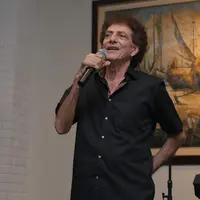 Vokalis God Bless, Ahmad Albar mendekati usianya 70 tahun. Lantas seperti apa cara rocker itu menjaga kualitas suaranya. Untuk menjaga nada-nada tinggi band God Bless. (Andy Masela/Bintang.com)