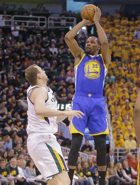 Kevin Durant bersiap menembakan bola ke dalam ring saat pertandingan Semifinal Wilayah Barat Playoffs NBA 2017 di Salt Lake City (5/6). Kemenangan di gim ketiga ini membuat Warriors unggul 3-0 atas Jazz. (AP Photo/Rick Bowmer)