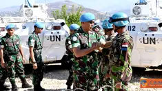 Citizen6, Lebanon:  Kunjungan ke pos-pos penjagaan di perbatasan Lebanon-Israel, yang menjadi area tanggung jawab Indobatt ini untuk memberikan dorongan moril kepada anggota yang pada saat itu merayakan Lebaran. (Pengirim: Badarudin Bakri)