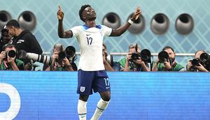Pemain Timnas Inggris, Bukayo Saka melakukan selebrasi usai mencetak gol kedua ke gawang Timnas Iran dalam laga matchday pertama Grup B Piala Dunia 2022 di Khalifa International Stadium, Doha, Qatar, Senin (21/11/2022) malam WIB. (AP/Abbie Parr)