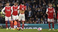 Reaksi para pemain Arsenal saat takluk dari Manchester City pada lanjutan Liga Inggris 2022/2023 di Stadion Etihad, Kamis (27/4/2023) dini hari WIB. (AFP/Oli Scarff)