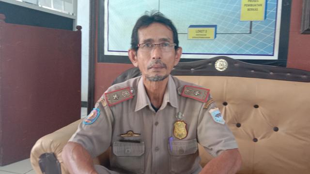 Pelaksana Tugas (Plt) Camat Patia Yang Juga Menjabat Kasie Trantib, Tobri, Ditemui Dikantornya. (Rabu, 02/12/2020). (Yandhi Deslatama/Liputan6.com)