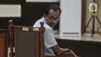 Terdakwa Haris Azhar saat menjalani sidang lanjutan kasus pencemaran nama baik Menteri Koordinator Kemaritiman dan Investasi Luhut Binsar Pandjaitan di Pengadilan Negeri Jakarta Timur, Senin (29/5/2023). (merdeka.com/Iqbal S. Nugroho)