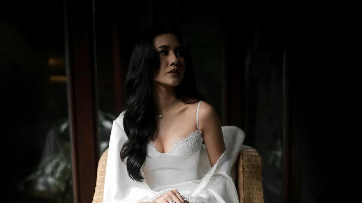 6 Potret Shenina Cinnamon Pertahankan Gaya Minimalis dalam Bridal Robe Elegannya