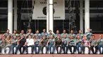 Sejumlah anggota Komisi I DPR berfoto bersama pejabat TNI AL usai menggelar pertemuan di Mabes TNI AL Cilangkap, Jakarta (19/1/2016). Pertemuan untuk meningkatkan tali silaturahmi. (Liputan6.com/Helmi Fithriansyah)