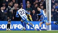 Pemain Brighton and Hove Albion, Ferdi Kadioglu (kanan), merayakan gol yang dicetaknya ke gawang Chelsea dalam laga pekan 34 Premier League 2025/2026 di AMEX Stadium, Rabu (22/4/2026) dini hari WIB. Brighton menang telak 3-0 atas Chelsea dalam pertandingan ini. (Gareth Fuller/PA via AP)