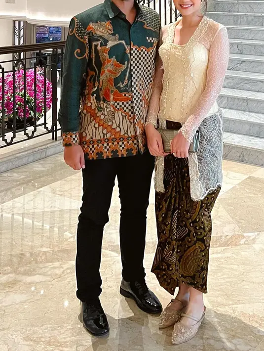 Bagian wajah dari foto tersebut tampak sengaja dipotong, menyisakan tanda tanya mengenai sosok pria di samping Febby. Tak sedikit juga netizen yang mendoakan Febby untuk segera menikah. [@febbyrastanty]