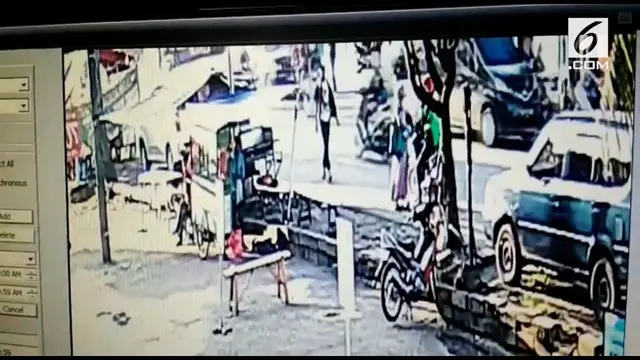 Rekaman CCTV memerlihatkan seorang wanita tengah menggendong bayi yang diduga diculiknya.