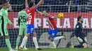 Selebrasi bek Girona, Daley Blind (tengah) setelah mencetak gol ketiga timnya yang membawa keunggulan 3-1 atas Atletico Madrid pada laga pekan ke-19 Liga Spanyol 2023/2024 di Montilivi Stadium, Girona, Kamis (4/1/2024) dini hari WIB. (AFP/Pau Barrena)