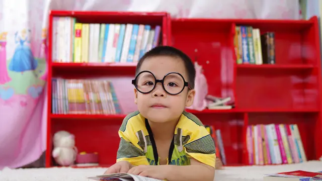 anak berkacamata
