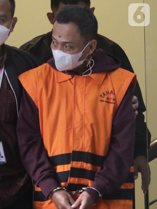 Tersangka kasus dugaan tindak pidana korupsi kerja sama pengolahan anoda logam pada tahun 2017, Dodi Martimbang sesaat sebelum rilis penetapan dan penahanan di Gedung Merah Putih Komisi Pemberantasan Korupsi (KPK) Jakarta, Selasa (17/1/2023). Dalam rangka kepentingan penyidikan, tersangka Dodi Martimbang ditahan KPK untuk 20 hari pertama, mulai tanggal 17 Januari 2023 s/d 5 Februari 2023 di Rutan Polres Metro Jakarta Timur. (Liputan6.com/Helmi Fithriansyah)