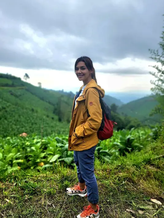 Najwa Shihab sendiri diketahui terbilang aktif mengunggah gaya penampilannya di media sosial. Bahkan, gaya sporty wanita 44 tahun ini sering disebut bak ABG. (Liputan6.com/IG/@najwashihab)