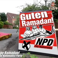 Pria yang satu ini memiliki cara yang seru untuk memperkenalkan Ramadan pada masyarakat Jerman. Pakai karpet terbang lho! (Foto: YouTube)