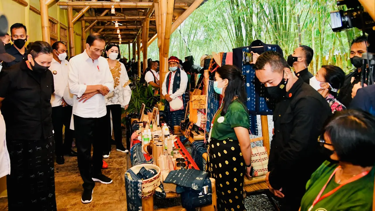 Presiden Jokowi dan Ibu Negara Iriana saat mengunjungi Kampus Bambu Turetogo, Kabupaten Ngada, NTT, pada Rabu, 1 Juni 2022. (Biro Pers Sekretariat Presiden)